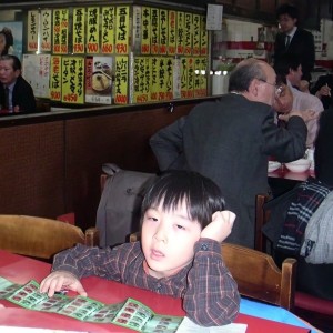 Dengarkan lagu 二十岁 nyanyian 多多 x 以捷 dengan lirik