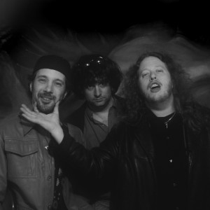 ดาวน์โหลดและฟังเพลง Maybe the Moon พร้อมเนื้อเพลงจาก The Voodoo Jets