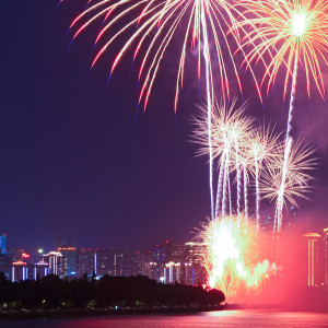 Dengarkan TAHUN BARU (Lagu) lagu dari SUTRIO D'JOCKS dengan lirik