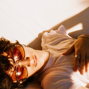 ดาวน์โหลดและฟังเพลง willow พร้อมเนื้อเพลงจาก sombr