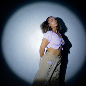 收聽Allira的Diz Que Sim (Acústico)歌詞歌曲