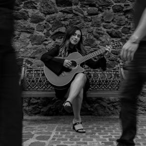 收聽Ale Castro的Tiempo y lugar correcto歌詞歌曲