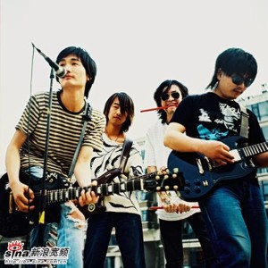 ดาวน์โหลดและฟังเพลง 風箏 พร้อมเนื้อเพลงจาก 骆驼乐队