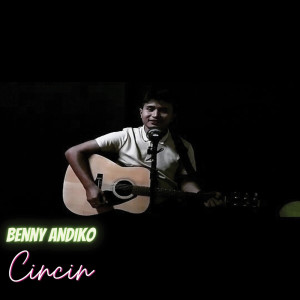 Dengarkan lagu Cincin nyanyian Benny Andiko dengan lirik