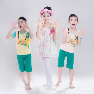 Dengarkan lagu 红缨枪之歌 (手风琴版) nyanyian 南昌师范附属小学合唱团 dengan lirik