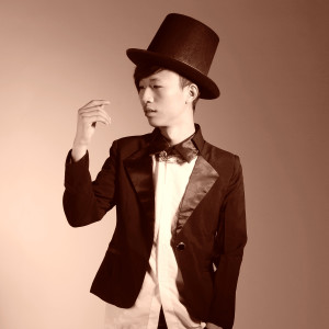 Listen to 雨季童话 song with lyrics from 群可