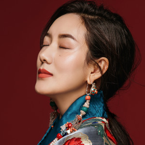 Listen to 那曲锅庄 song with lyrics from 泽旺拉姆