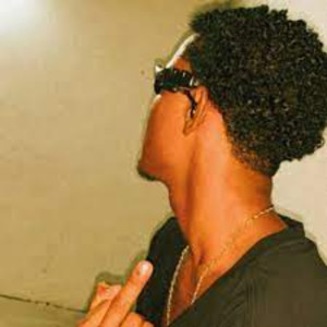 Dengarkan lagu TÁ FÁCIL TÁ FÁCIL, COMENDO A XRC DELA nyanyian DJ FP DO SJB dengan lirik