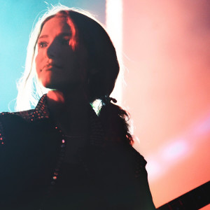 ดาวน์โหลดและฟังเพลง Tough Guys (Remix) พร้อมเนื้อเพลงจาก Caroline Jones