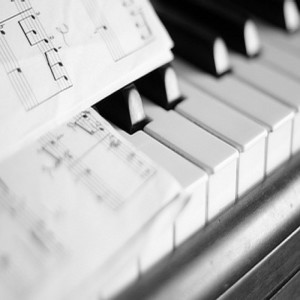 Dengarkan lagu 钢琴曲 nyanyian 曾德成 dengan lirik