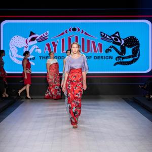 ดาวน์โหลดและฟังเพลง Coast Salish Symphony of the Hummingbird พร้อมเนื้อเพลงจาก Ay Lelum