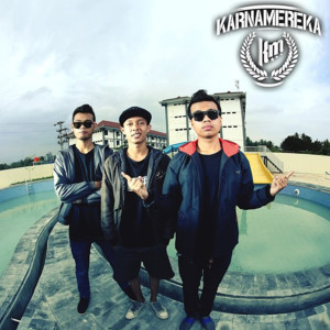 Dengarkan lagu Cerita Malam nyanyian Karnamereka dengan lirik