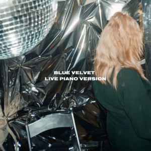 ดาวน์โหลดและฟังเพลง Blue Velvet (Live Piano Version) พร้อมเนื้อเพลงจาก Tia Gostelow
