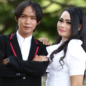 收听Syukur shevtiyan的Taun Rongewu (Tarling Dangdut)歌词歌曲