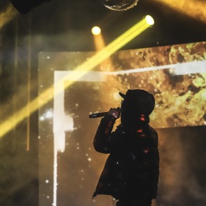 Dengarkan lagu run (feat. BIXSTAR) (Remix|Explicit) nyanyian Sawnboy dengan lirik