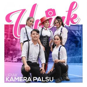 Dengarkan Kamera Palsu lagu dari Upiak dengan lirik
