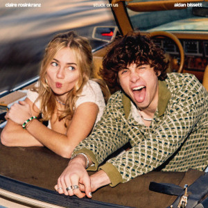 ดาวน์โหลดและฟังเพลง stuck on us พร้อมเนื้อเพลงจาก Claire Rosinkranz