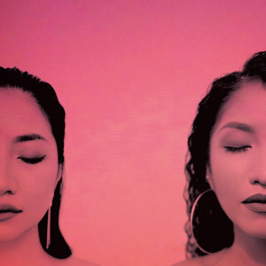 ดาวน์โหลดและฟังเพลง 卡拉 OK พร้อมเนื้อเพลงจาก Mayá x iRene