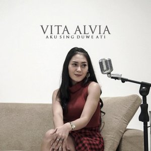 收聽Vita Alvia的Aku Sing Duwe Ati歌詞歌曲