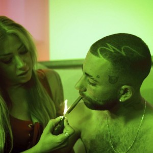 Dengarkan Quemando un Blunt (Explicit) lagu dari BIGGI dengan lirik