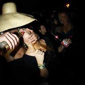 Dengarkan lagu ARIBAH nyanyian Eloy Buono dengan lirik