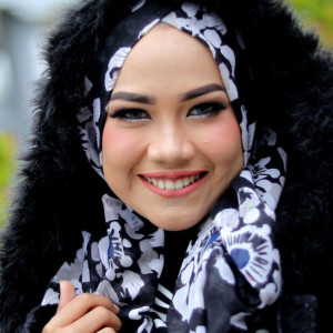 Dengarkan Pandangan Pertama lagu dari Cut Zuhra dengan lirik
