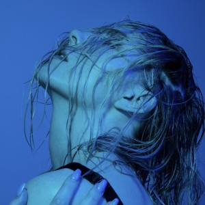 收听Amanda Alexander的I don't talk about you歌词歌曲