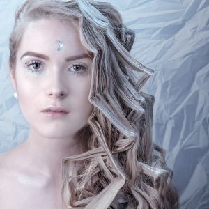 收聽Mendi Moon的White Stairs歌詞歌曲