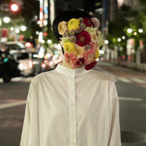 Dengarkan lagu 花売りの少女 nyanyian 加藤伎乃 dengan lirik