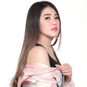 收听Via Vallen的Aku Tak Pantas Untukkmu (Remix)歌词歌曲