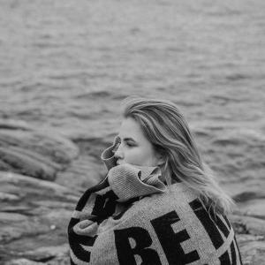 ดาวน์โหลดและฟังเพลง You & Me พร้อมเนื้อเพลงจาก Helmie