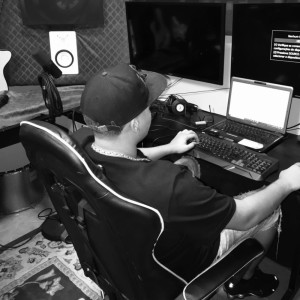 Dengarkan lagu FURDUNCIN DO ROGERIN - VERSAO BH (Explicit) nyanyian DJ YG DO TREM BALA OFICIAL dengan lirik