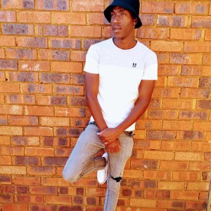 收聽DÈÈ YØÛÑG SØÙL的Thandaza歌詞歌曲