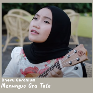 Dengarkan Menungso Ora Toto lagu dari Dhevy Geranium dengan lirik