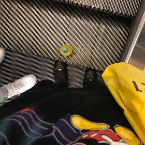 Dengarkan lagu buy It! (feat. Kid Trash) (Explicit) nyanyian KevinHilfiger dengan lirik