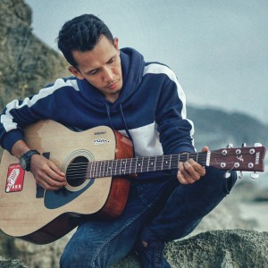 收听SYAKIR DANIEL的Saling Jatuh Cinta (Acoustic)歌词歌曲