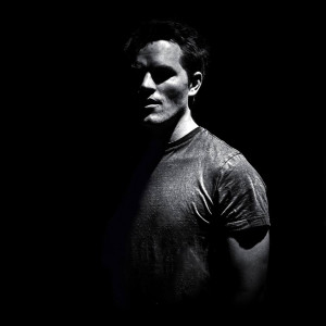 ดาวน์โหลดและฟังเพลง Darkness พร้อมเนื้อเพลงจาก AWR