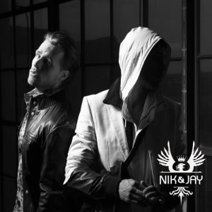 ดาวน์โหลดและฟังเพลง Udødelige พร้อมเนื้อเพลงจาก Nik Og Jay