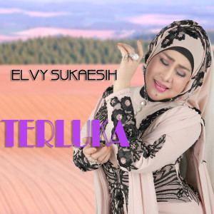 Dengarkan lagu Terluka nyanyian Elvy Sukaesih dengan lirik