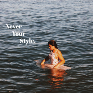 ดาวน์โหลดและฟังเพลง Never Your Style พร้อมเนื้อเพลงจาก Julia Gagnón