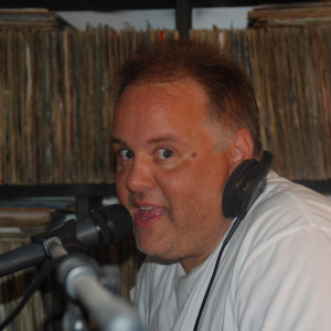 Dengarkan Day on Day lagu dari DJ Vinyl dengan lirik