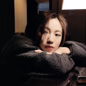 Dengarkan 沉淪在你的世界觀 lagu dari 陈蔷天 dengan lirik