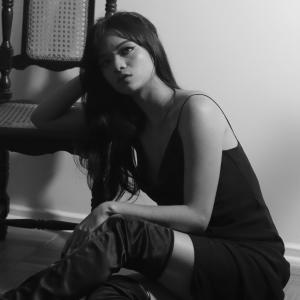 ดาวน์โหลดและฟังเพลง ela não faz ideia พร้อมเนื้อเพลงจาก Luiza Nis