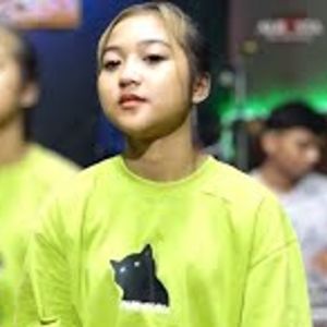 Dengarkan Top Topan lagu dari Lala Atila dengan lirik