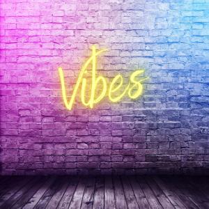 ดาวน์โหลดและฟังเพลง Vibes พร้อมเนื้อเพลงจาก Luan Pernia