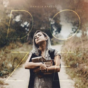 ดาวน์โหลดและฟังเพลง Maio พร้อมเนื้อเพลงจาก Daniela Araújo