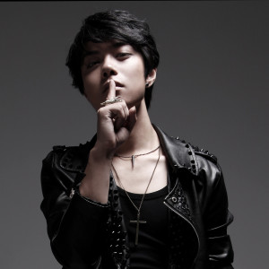 Listen to 错位节拍 song with lyrics from 单色凌