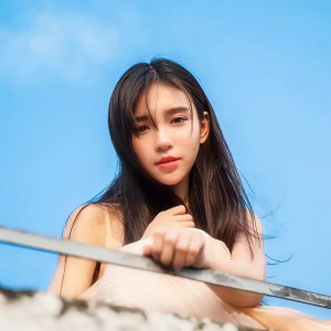 Dengarkan lagu 右边的爱 nyanyian DJ梦菲 dengan lirik