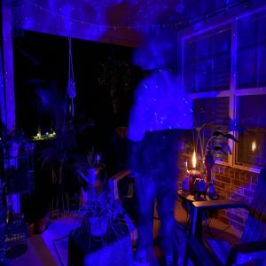 Dengarkan lagu overwhelmed  (Clean) (Explicit) nyanyian ovrwrld dengan lirik