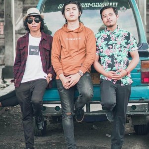 Dengarkan Tolong Jujur Ken Beli lagu dari Rocktober dengan lirik
